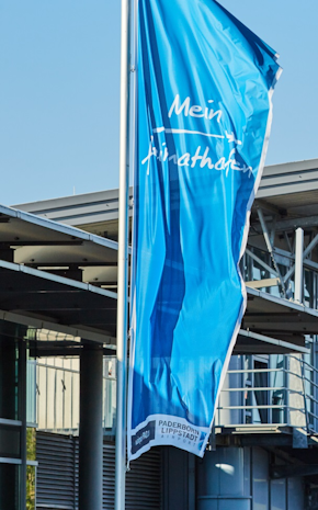 Flagge vor dem Gebäude