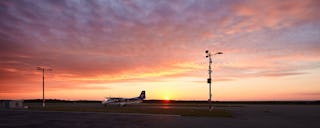 Flugzeug aug dem Vorfeld beim Sonnenaufgang