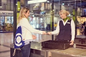 Personenkontrolle Mitarbeiterin mit Passagier