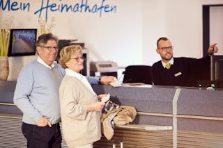 Ehepaar an der Info Ehepaar am Informationsschalter