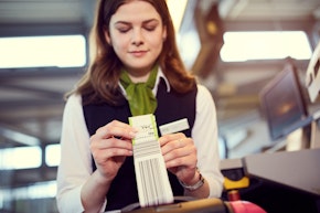 Mitarbeiter nimmt Koffer an