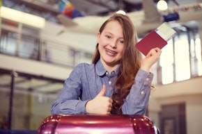 Kind mit Koffer und Pass