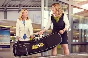 Passagier gibt das Golfgepäck beim Sondergepäck ab