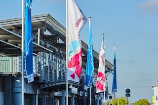 Flaggen vor dem Terminal