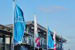 Fahnen vor Terminal