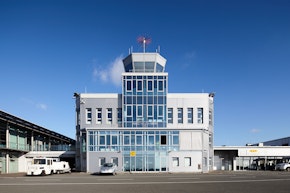 Vorfeld_Verwaltungsgebaeude Tower-Gebäude vom Vorfeld aus