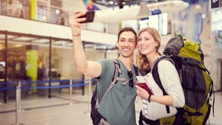Test Paar mach Selfie am Flughafen